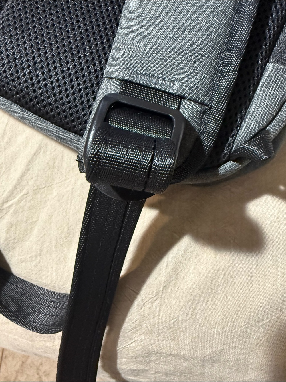 Travelon Charcoal Gray Men’s Sling Crossbody Pack - Picture 6 of 9